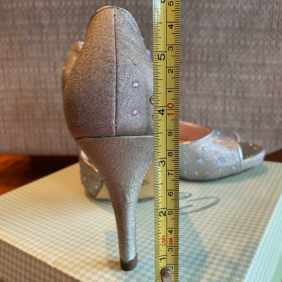 Brand New Women’s 3 1/2” Silver Heels - Picture 5 of 5